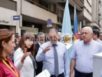 Mewakili dengan Melibatkan Warga untuk Berpartisipasi: Analisis Kasus Anggota Dewan Lokal ( comuneros ) di Kota Buenos Aires